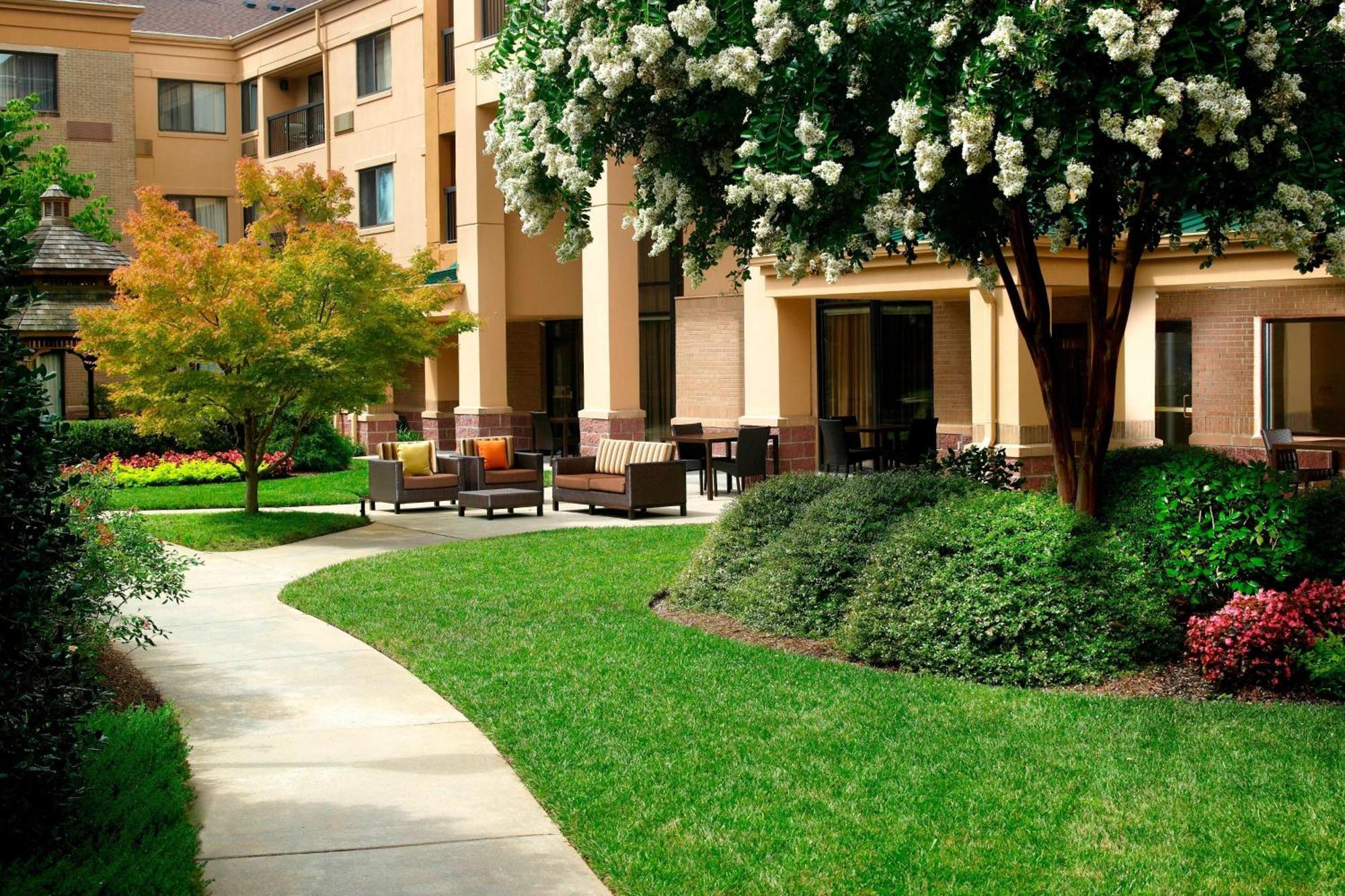 מלון Courtyard By Marriott Atlanta אלפרטה מראה חיצוני תמונה